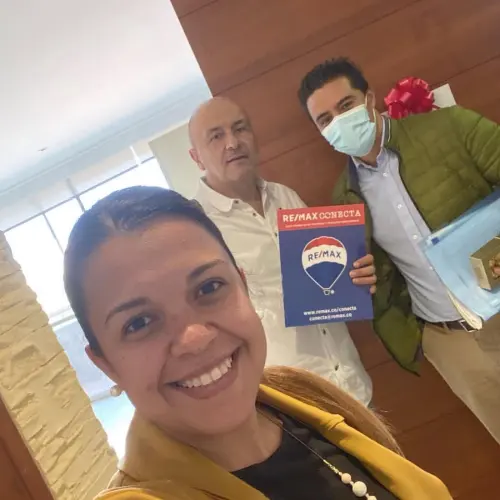 Elida López with her clients celebrating the handover of their home